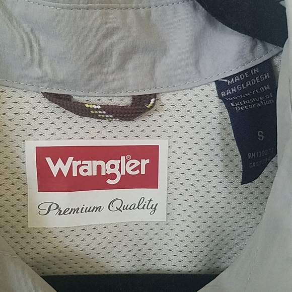 NWT Wrangler Gray casual utility short-sleeve button-down shirt. Men's size M. - Picture 4 of 4